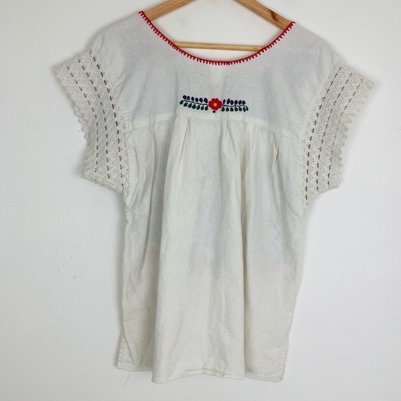 Artisan embroidered white Mexican huipil style shirt. Estimated size Medium - Picture 5 of 7